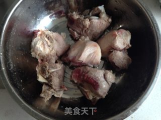 白菜肉骨煲的做法步骤：2