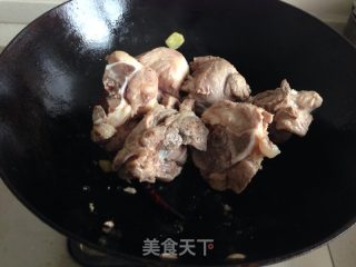 白菜肉骨煲的做法步骤：3