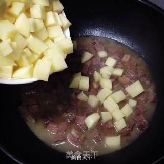 土豆牛肉咖喱蛋包饭的做法步骤：3