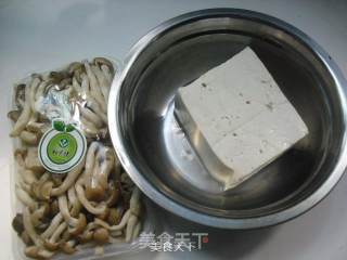 蟹菇番茄烩豆腐的做法步骤：1