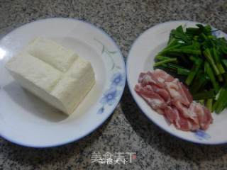 韭菜五花肉烧豆腐的做法步骤：1