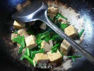 韭菜五花肉烧豆腐的做法步骤：11