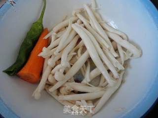 鸡腿菇炒肉的做法步骤：1