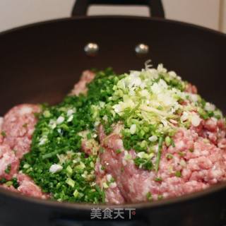 父母的味道-----香菇芹菜鲜肉饺的做法步骤：2