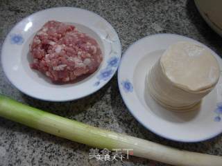 大葱猪肉馅饺子的做法步骤：1