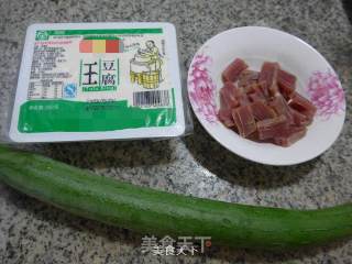 咸瘦肉丝瓜豆腐汤的做法步骤：1