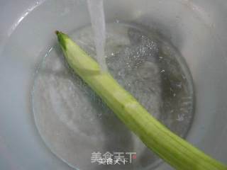 咸瘦肉丝瓜豆腐汤的做法步骤：2