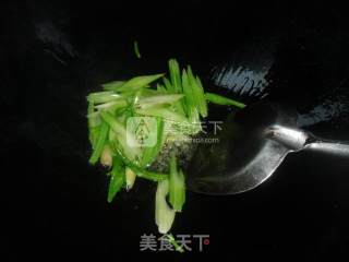 芹菜香干炒牛百叶的做法步骤：2