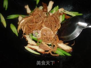 芹菜香干炒牛百叶的做法步骤：4