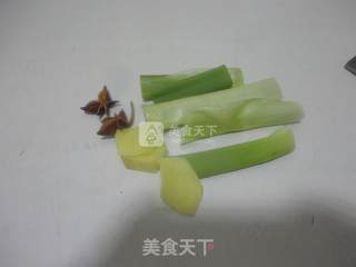 大骨头炖酸菜的做法步骤：2