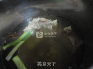 大骨头炖酸菜的做法步骤：5