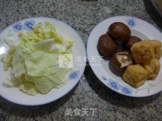 香菇油豆腐炒圆白菜的做法步骤：1