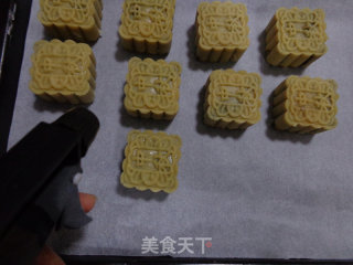 枣泥豆沙月饼的做法步骤：16