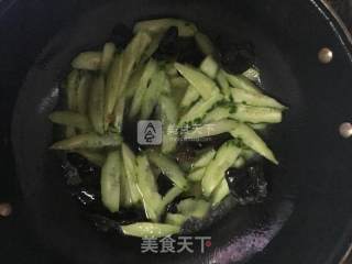 黄瓜黑木耳炒蛋的做法步骤：6