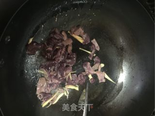 双椒猪肉炒猪肝的做法步骤：2