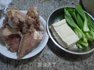 青菜豆腐肉骨汤的做法步骤：1