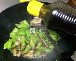 超级好吃——蒜香草菇炒五花肉青椒的做法步骤：8