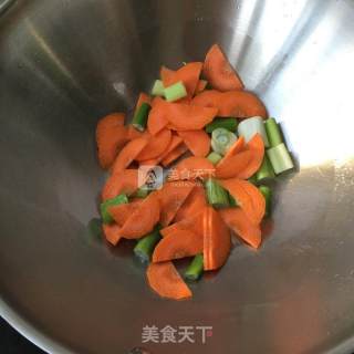 简单小炒边角料-胡萝卜炒黑木耳的做法步骤：2