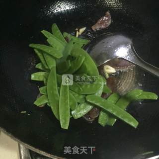 腊肠炒荷兰豆的做法步骤：5