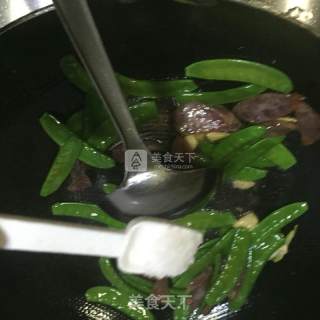 腊肠炒荷兰豆的做法步骤：6