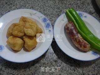 尖椒麻辣香肠炒油豆腐的做法步骤：1