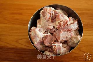 红焖羊肉一厨作珐琅彩铸铁锅的做法步骤：1