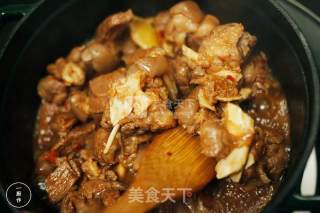 红焖羊肉一厨作珐琅彩铸铁锅的做法步骤：7