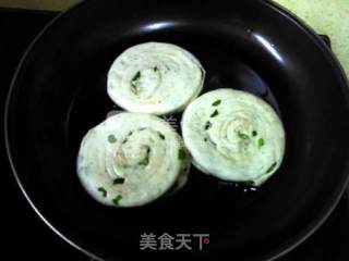 发面版椒盐葱油饼的做法步骤：17