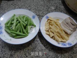 腐竹五花肉炒梅豆的做法步骤：1