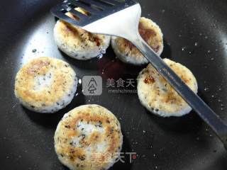 香蕉馅芝麻糯米饼的做法步骤：11