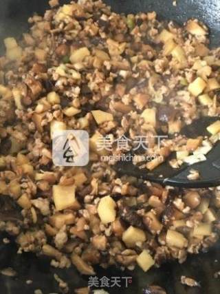 香菇猪肉笋丁烧麦的做法步骤：6