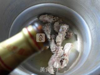 茼蒿油豆腐龙骨汤的做法步骤：2