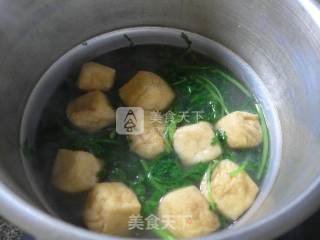 茼蒿油豆腐龙骨汤的做法步骤：10