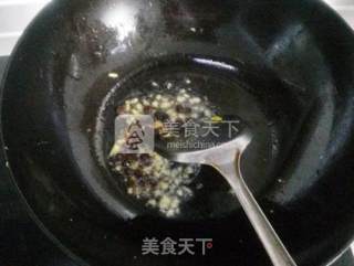 地方特产花样做开胃又下饭——双椒炒鱼面的做法步骤：3