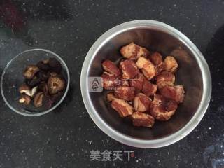 香菇焖排骨的做法步骤：1