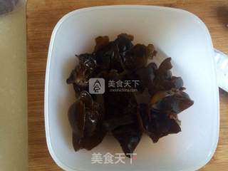 夏日快手菜——木耳豆芽炒肉丝的做法步骤：2