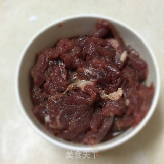 牛肉炒西芹的做法步骤：1