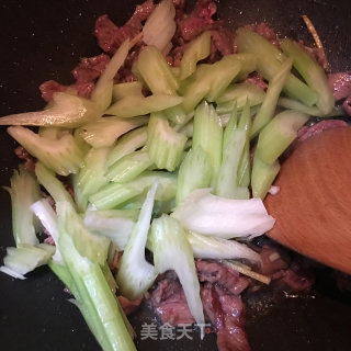 牛肉炒西芹的做法步骤：5