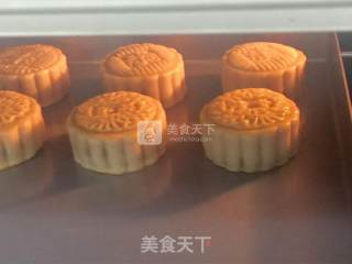 广式莲蓉蛋黄月饼的做法步骤：20