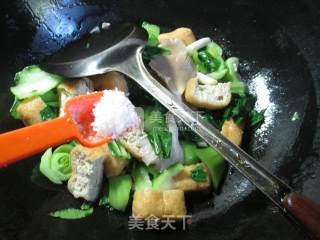 秀珍菇油豆腐炒青菜的做法步骤：7