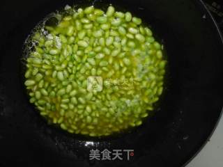 毛豆炒鸡蛋的做法步骤：2