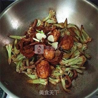 虎皮蛋肉片炒花菜的做法步骤：15