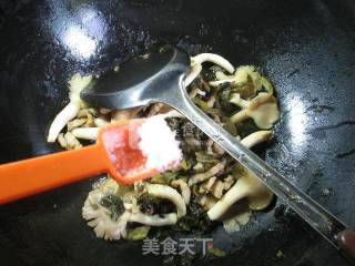 肉丝酸菜炒秀珍菇的做法步骤：7