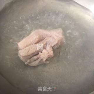 尖椒回锅肉的做法步骤：1