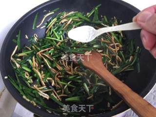 韭菜木耳炒豆干的做法步骤：10