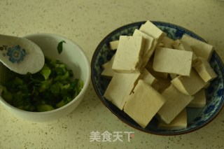 农家腌菜炒豆腐的做法步骤：1