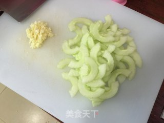 黄瓜虾仁的做法步骤：2