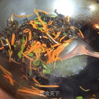 素食-【青椒木耳胡萝卜炒三丝】的做法步骤：8