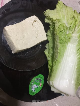 白菜炖豆腐的做法步骤：1