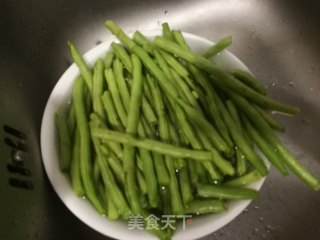 干煸四季豆（家常炒豆角）的做法步骤：1